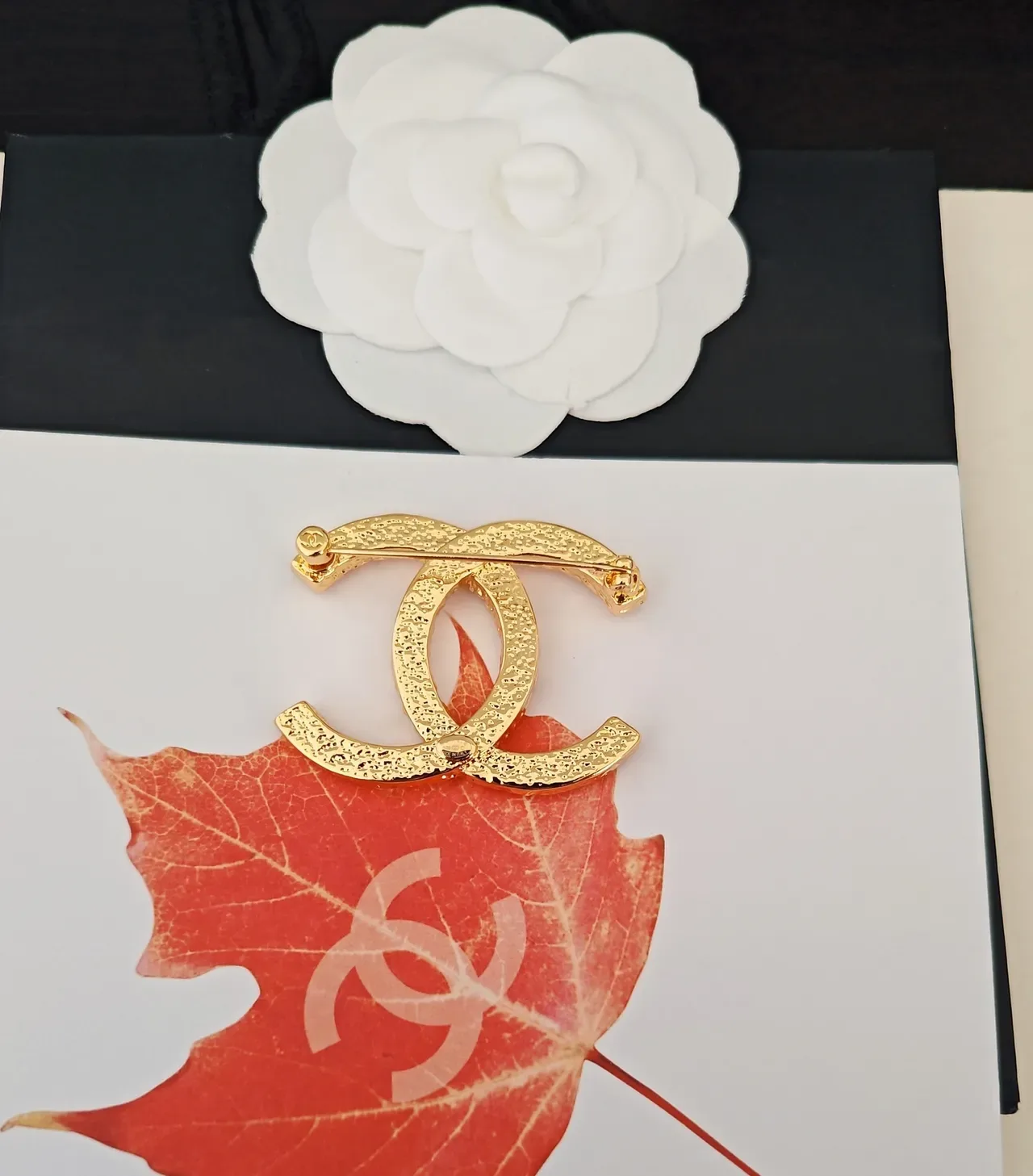 Chanel CC Logo टेक्स्चर्ड गोल्ड-टोन ब्रोच 2