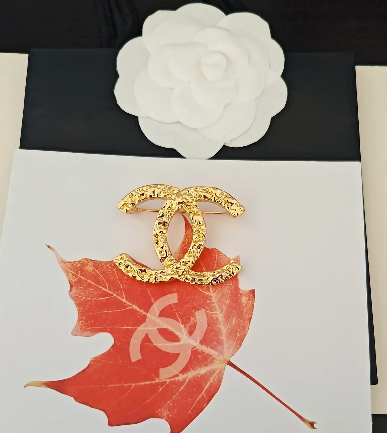 Chanel CC Logo टेक्स्चर्ड गोल्ड-टोन ब्रोच 3