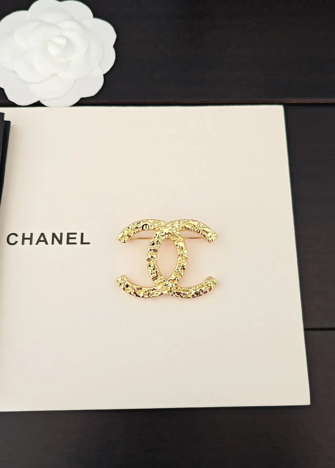 Chanel CC Logo टेक्स्चर्ड गोल्ड-टोन ब्रोच 4