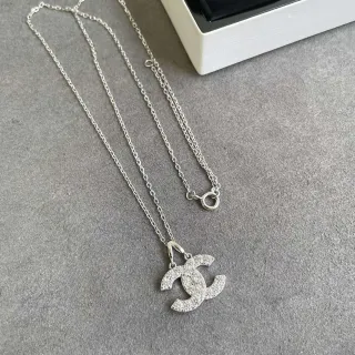 Chanel CC পেন্ড্যান্ট রূপালি সাদা প্যাভে ক্রিস্টাল ইন্টারলকিং লোগো নেকলেস