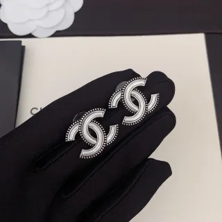 Chanel CC Plata Negro Interlocking Logo Detalle de Borde con Perlas Pendientes