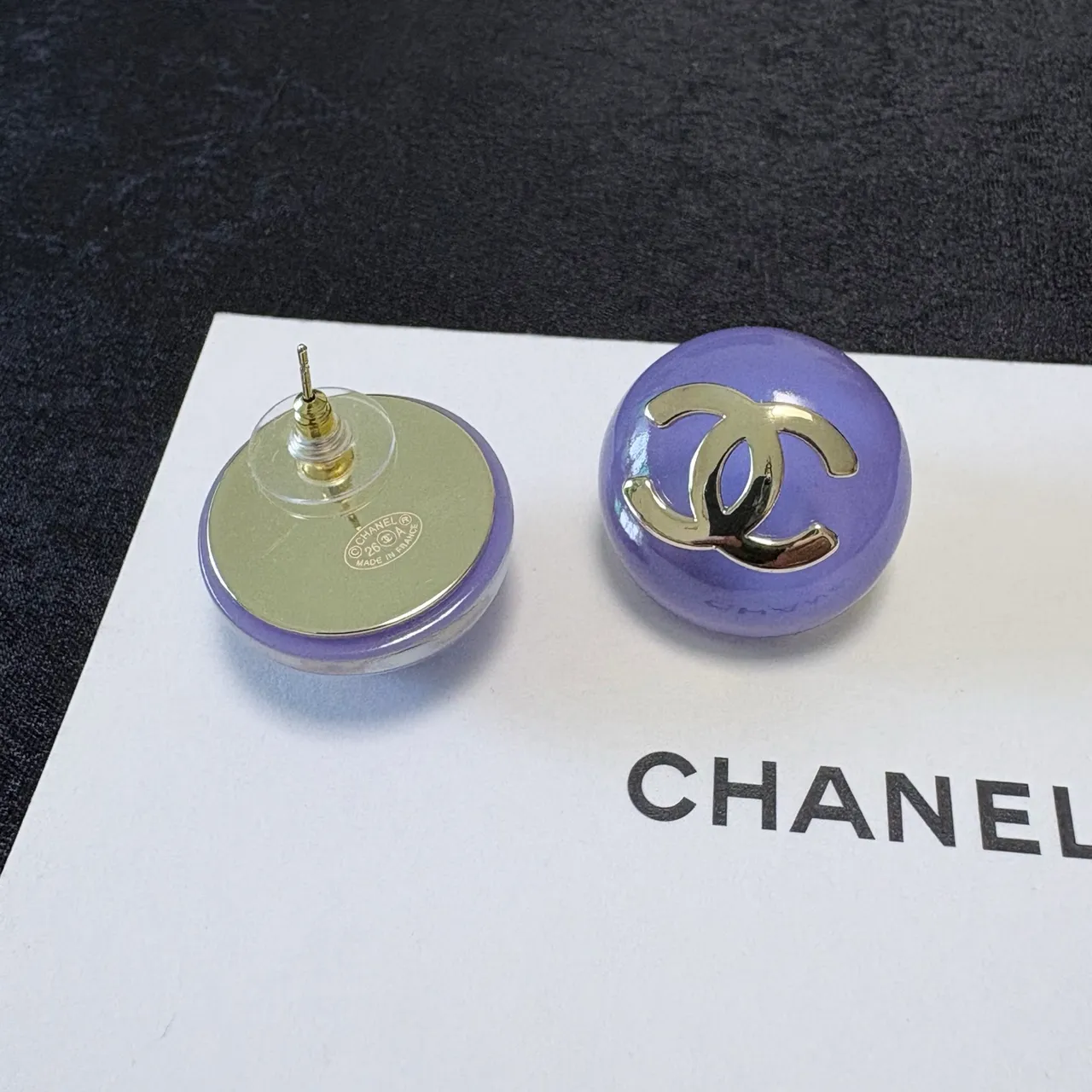 Chanel CC Stud boucles d'oreilles bleues violettes rondes bombées en résine 2