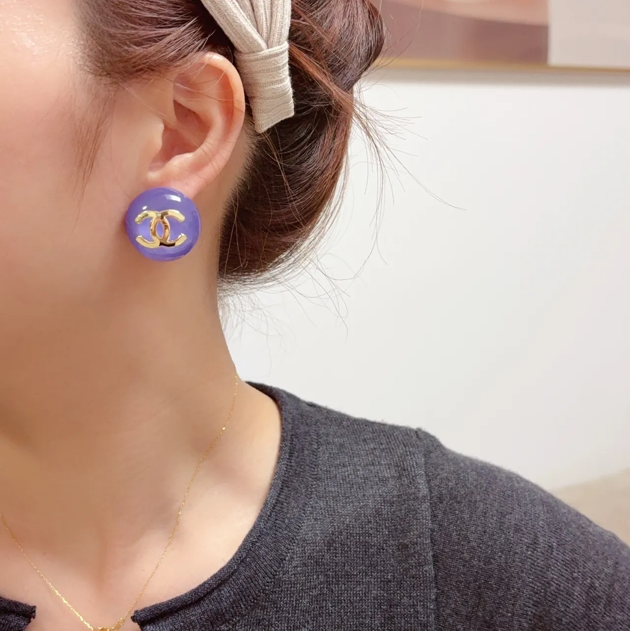 Chanel CC Stud boucles d'oreilles bleues violettes rondes bombées en résine 3