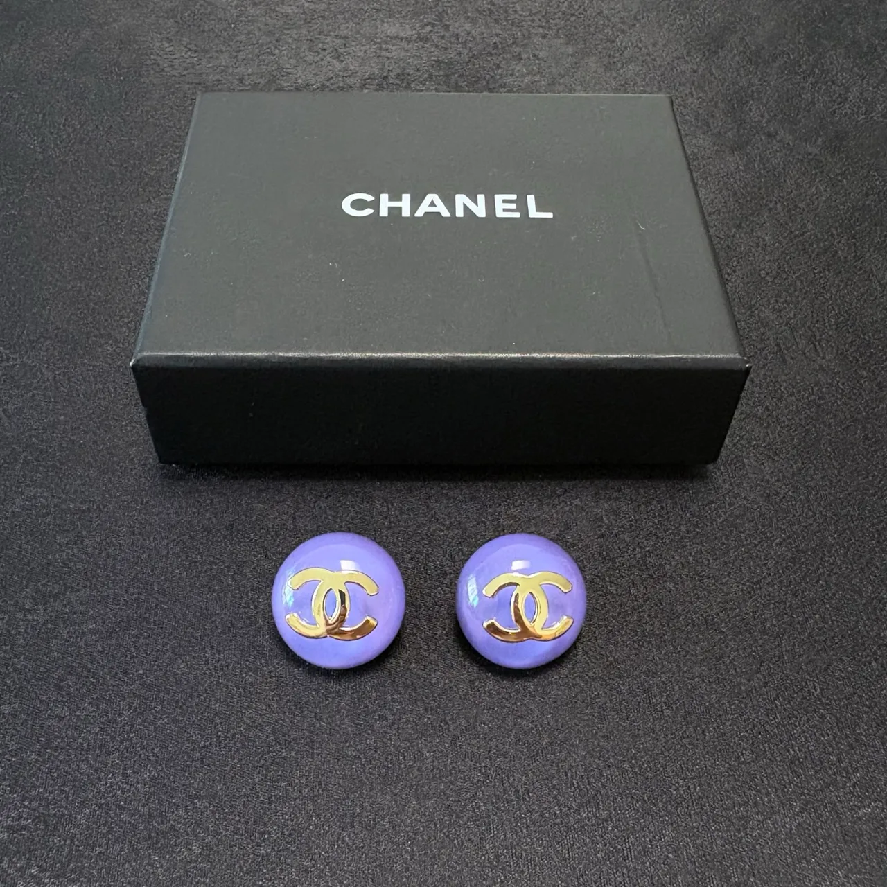 Chanel CC Stud boucles d'oreilles bleues violettes rondes bombées en résine 4