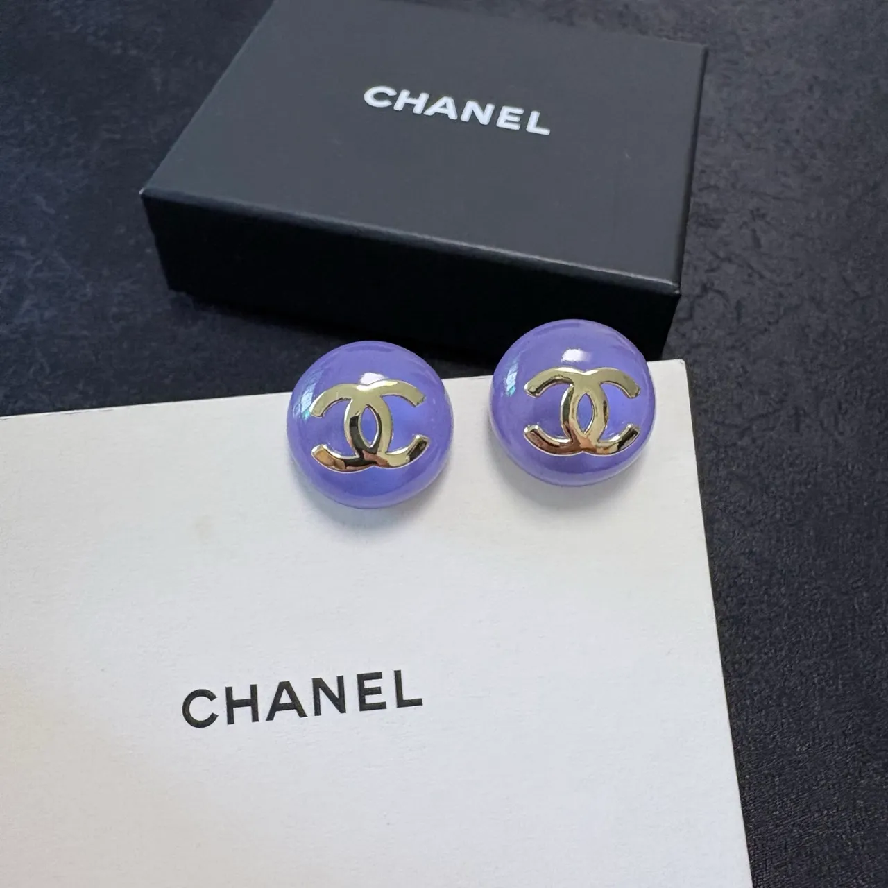 Chanel CC Stud boucles d'oreilles bleues violettes rondes bombées en résine 5