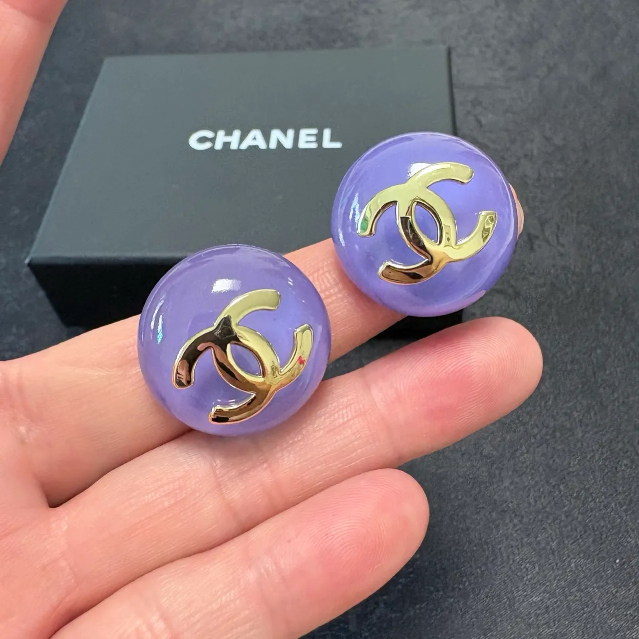 Chanel CC Stud boucles d'oreilles bleues violettes rondes bombées en résine 6