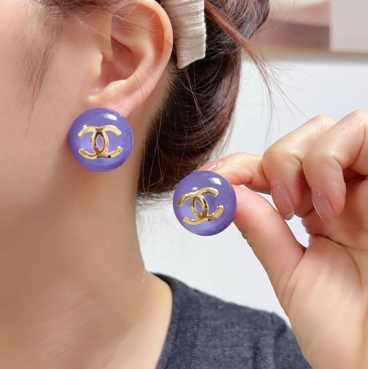 Chanel CC Stud boucles d'oreilles bleues violettes rondes bombées en résine 7