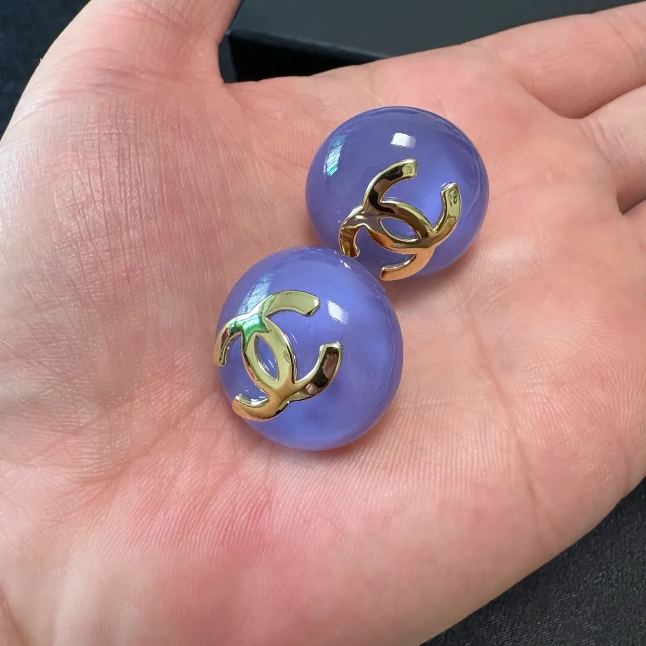 Chanel CC Stud boucles d'oreilles bleues violettes rondes bombées en résine 8