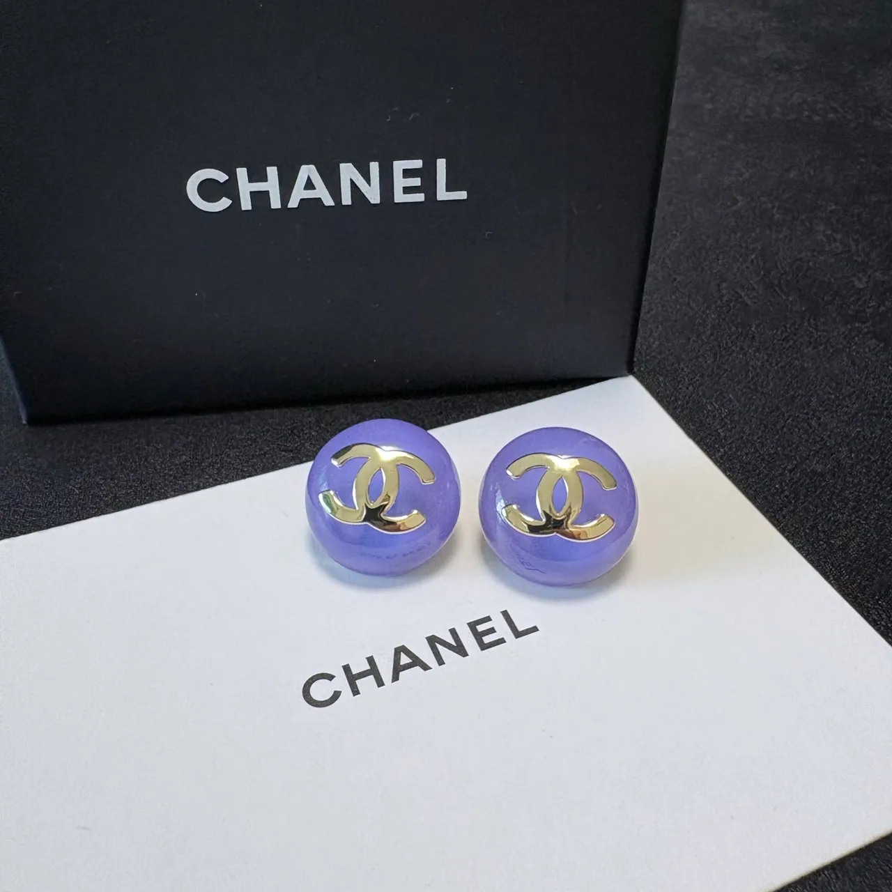 Chanel CC Stud boucles d'oreilles bleues violettes rondes bombées en résine 9