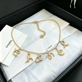 Chanel سلسلة حرف الابجدية ذهبية اللون كريستال بافيه