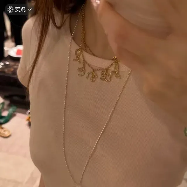 Chanel سلسلة حرف الابجدية ذهبية اللون كريستال بافيه 2