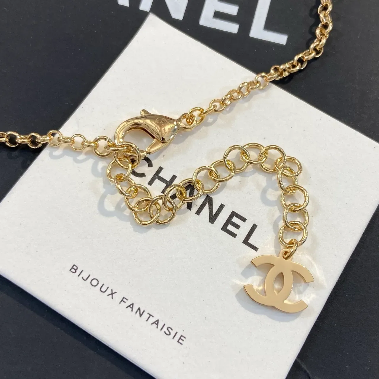 Chanel سلسلة حرف الابجدية ذهبية اللون كريستال بافيه 3