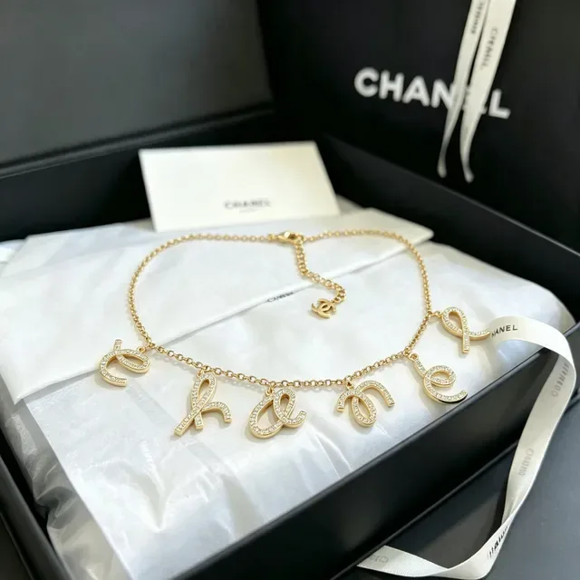 Chanel سلسلة حرف الابجدية ذهبية اللون كريستال بافيه 4