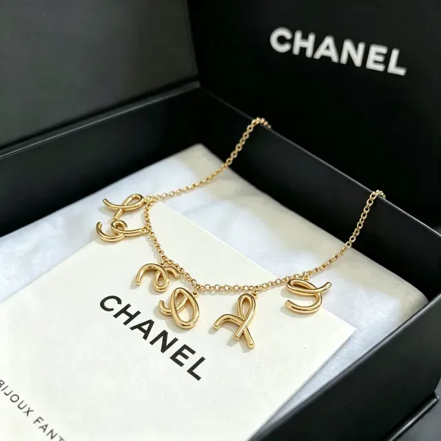 Chanel سلسلة حرف الابجدية ذهبية اللون كريستال بافيه 5