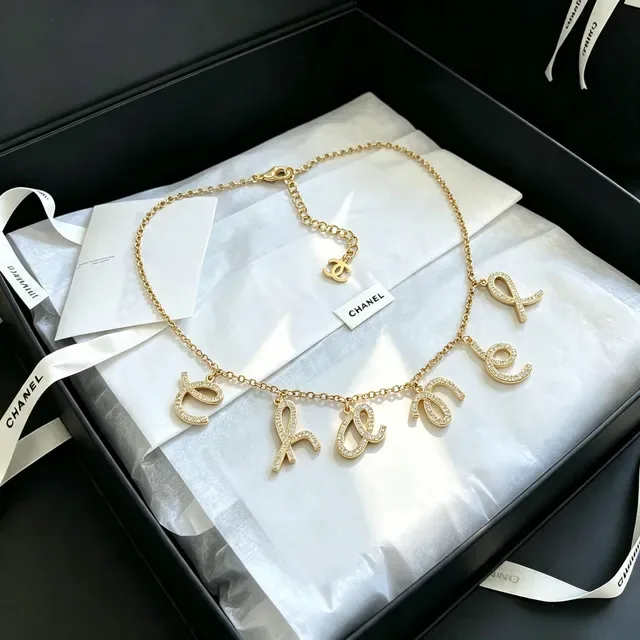 Chanel سلسلة حرف الابجدية ذهبية اللون كريستال بافيه 6