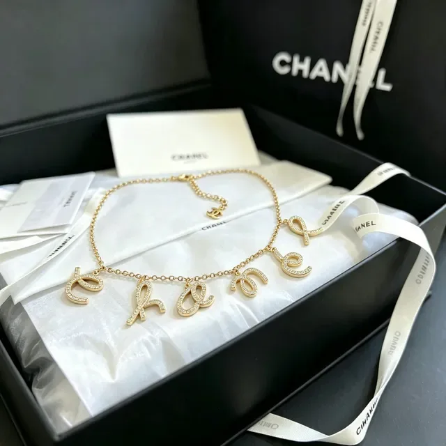Chanel سلسلة حرف الابجدية ذهبية اللون كريستال بافيه 7