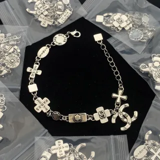 Chanel Charm Bracelet سوار لون فضي مزيج الشعار والتشكيلات الهندسية