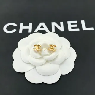 Chanel كلاسيكي CC أقراط مسمار ذهب أبيض شعار متشابك ظهر راتنج شفاف أقراط