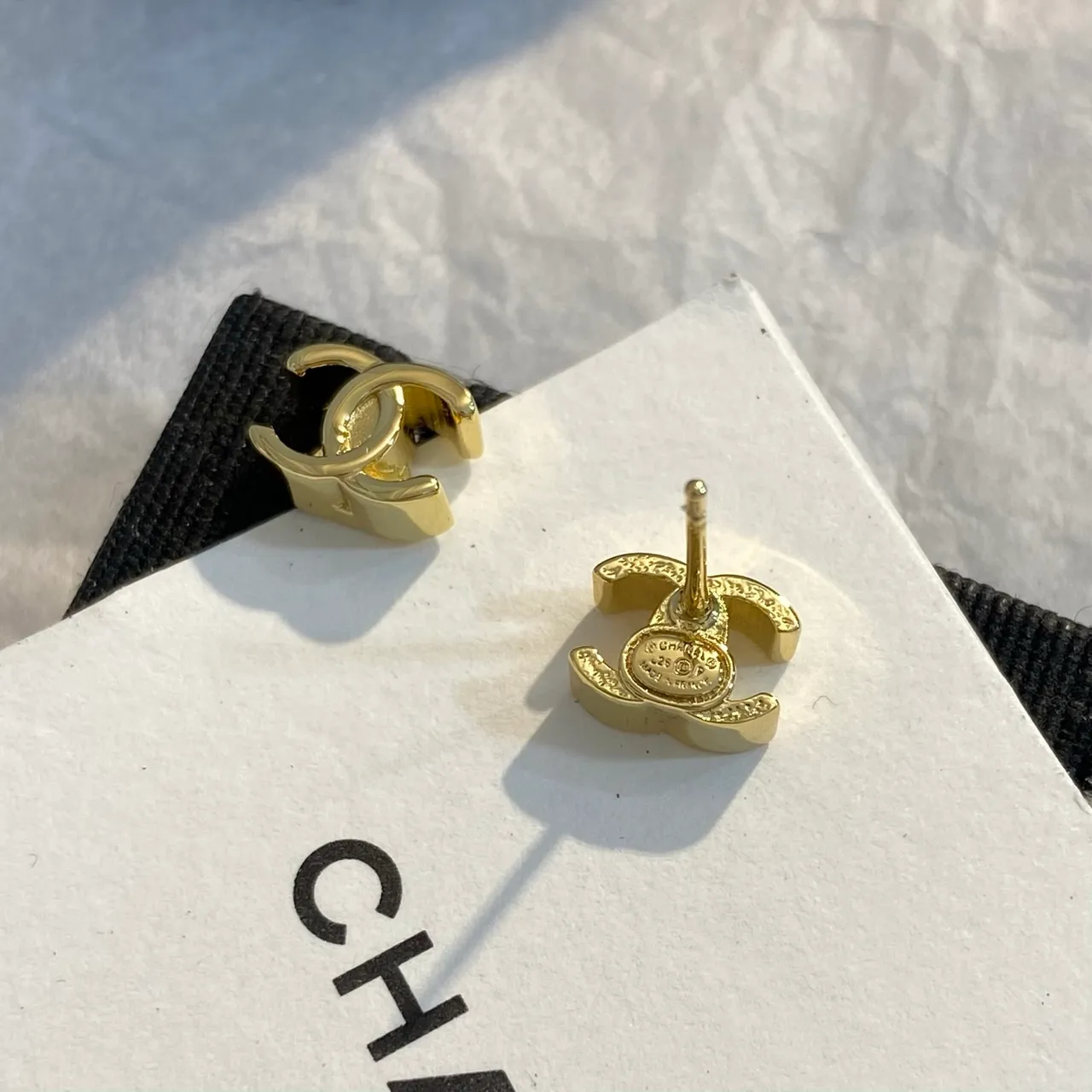 Chanel كلاسيكي CC أقراط مسمار ذهب أبيض شعار متشابك ظهر راتنج شفاف أقراط 2