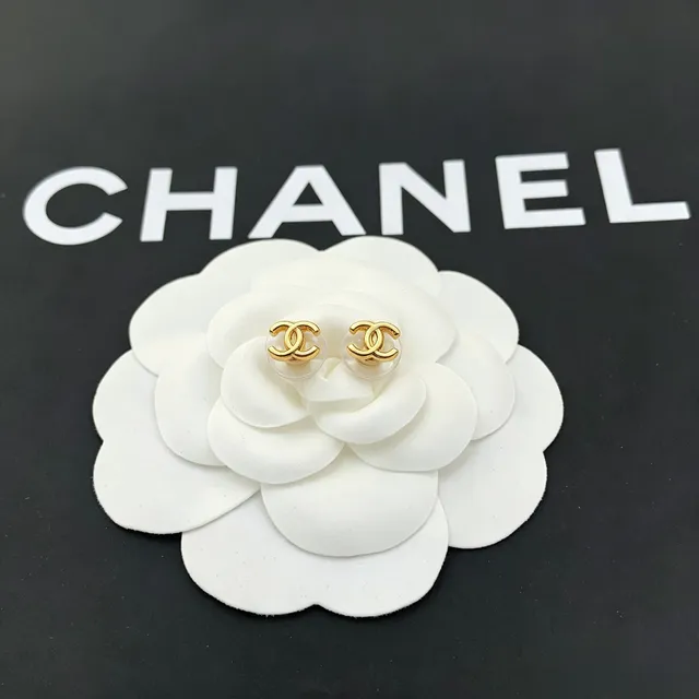 Chanel كلاسيكي CC أقراط مسمار ذهب أبيض شعار متشابك ظهر راتنج شفاف أقراط 4