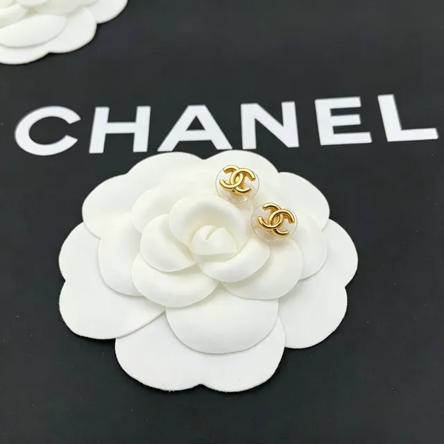 Chanel كلاسيكي CC أقراط مسمار ذهب أبيض شعار متشابك ظهر راتنج شفاف أقراط 5