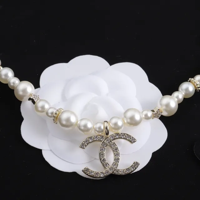 Colar Chanel Clássico de Pérolas Corrente de Ouro Branco Embellished com Cristais Pendente CC 2