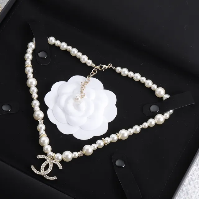 Colar Chanel Clássico de Pérolas Corrente de Ouro Branco Embellished com Cristais Pendente CC 3
