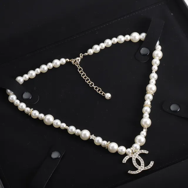Colar Chanel Clássico de Pérolas Corrente de Ouro Branco Embellished com Cristais Pendente CC 4