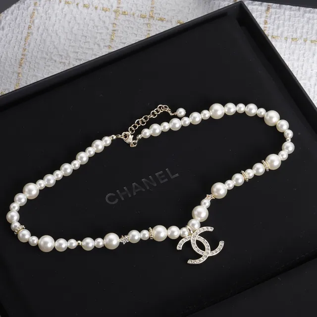 Colar Chanel Clássico de Pérolas Corrente de Ouro Branco Embellished com Cristais Pendente CC 5