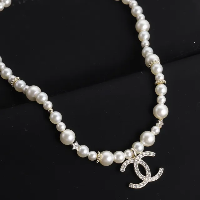 Colar Chanel Clássico de Pérolas Corrente de Ouro Branco Embellished com Cristais Pendente CC 6