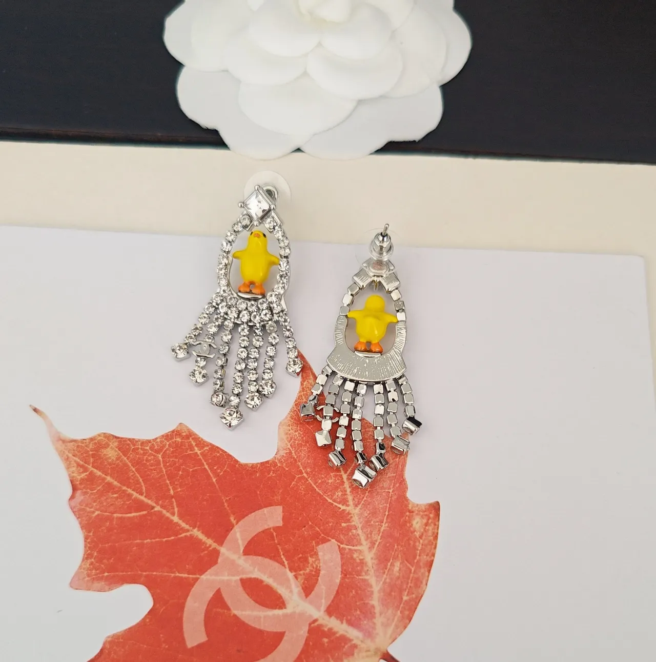Chanel cristal frange motif poussin boucles d'oreilles 2