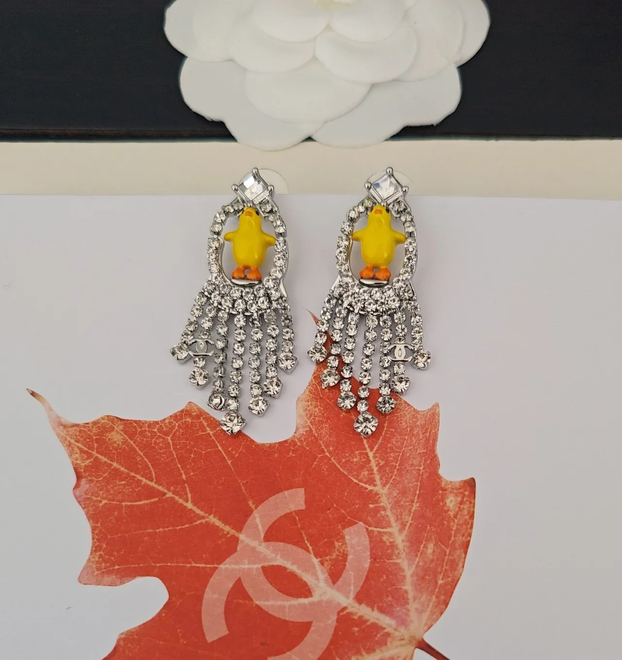 Chanel cristal frange motif poussin boucles d'oreilles 3