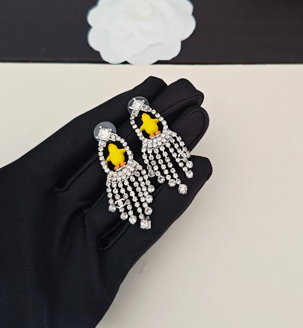 Chanel cristal frange motif poussin boucles d'oreilles 4