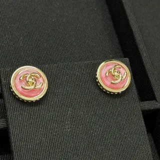 Chanel esmalte CC rosa y oro botones pendientes