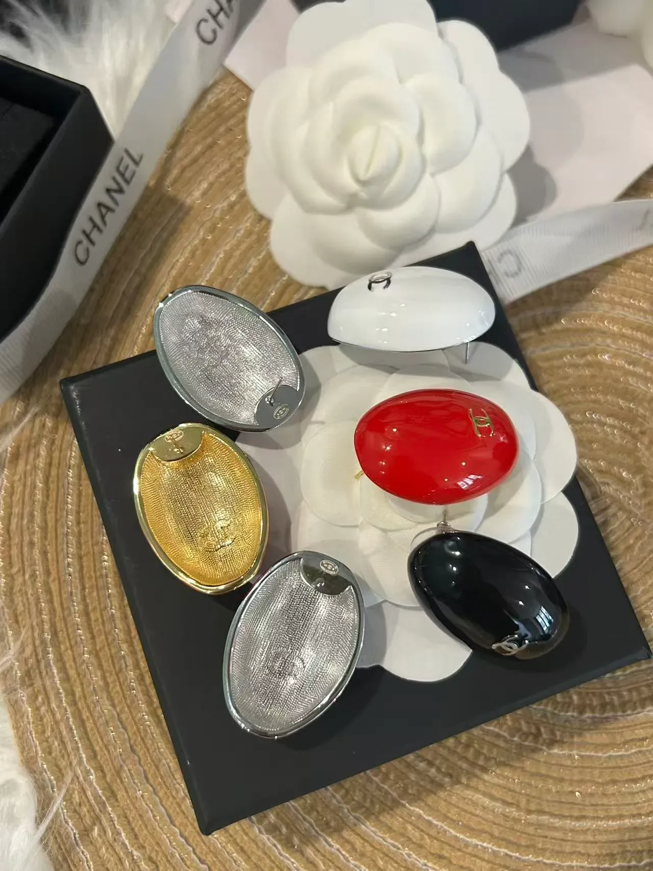 Boucles d'oreilles puces Chanel en émail ovales avec logo CC 2