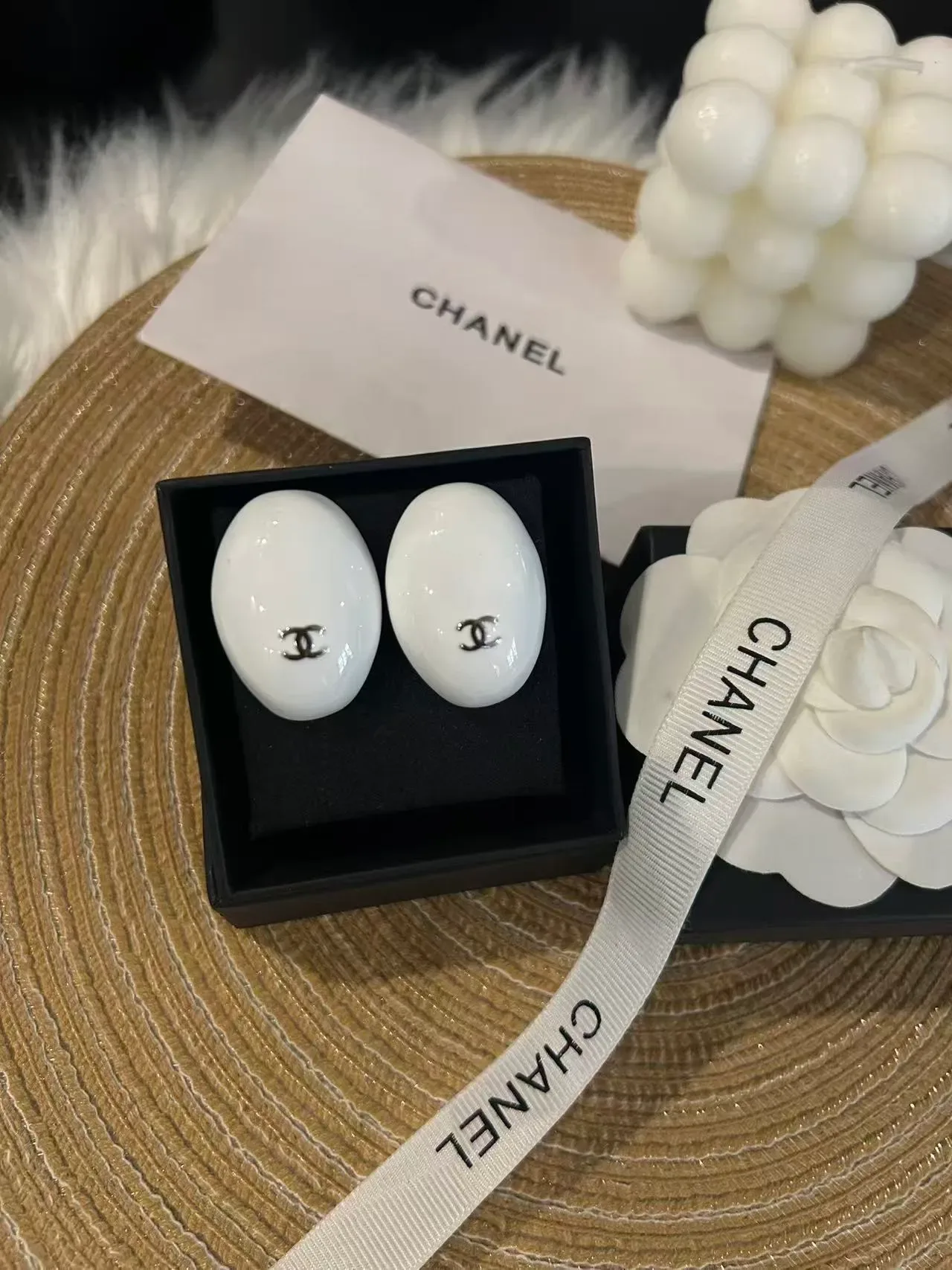 Boucles d'oreilles puces Chanel en émail ovales avec logo CC 3