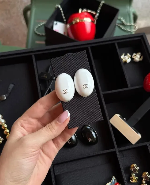 Boucles d'oreilles puces Chanel en émail ovales avec logo CC 4