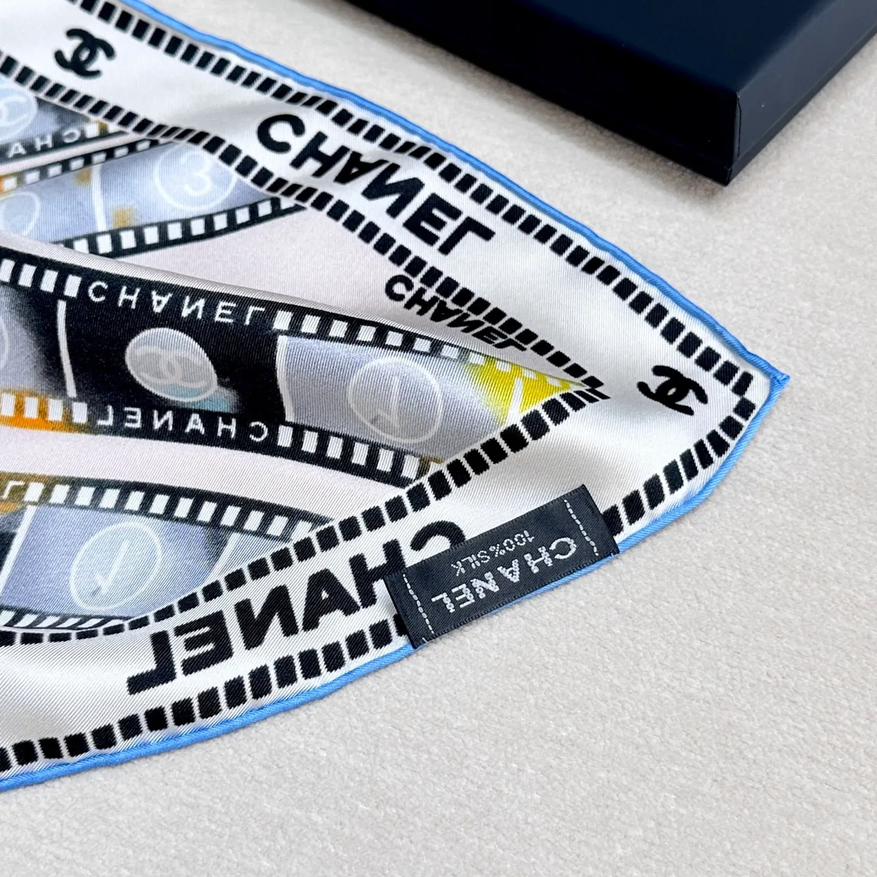 Chanel Bobine de film Beige Noir Bandes de film Motif Entrelacé CC Logo Écharpe de soie 2