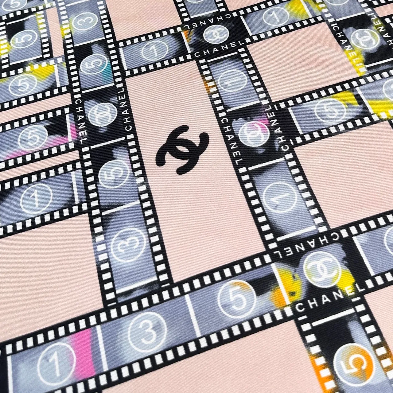Chanel Bobine de film Beige Noir Bandes de film Motif Entrelacé CC Logo Écharpe de soie 3