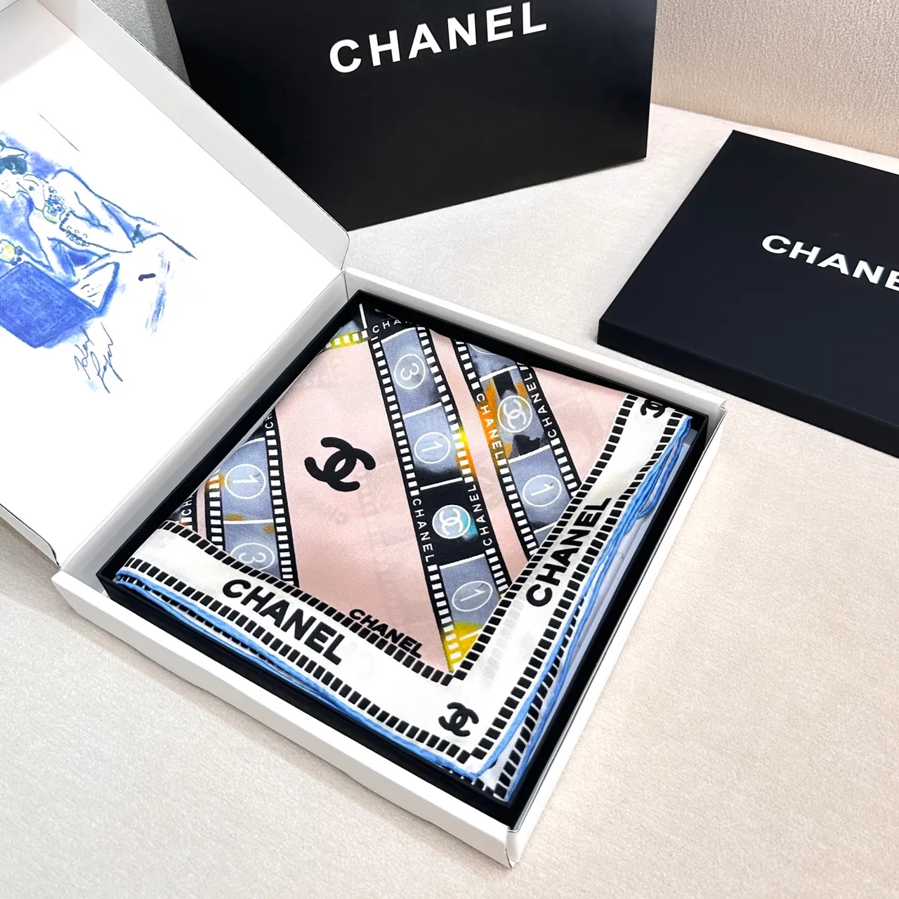 Chanel Bobine de film Beige Noir Bandes de film Motif Entrelacé CC Logo Écharpe de soie 4