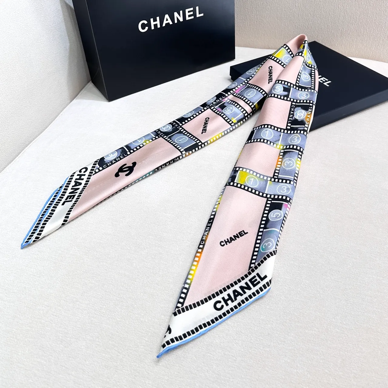 Chanel Bobine de film Beige Noir Bandes de film Motif Entrelacé CC Logo Écharpe de soie 5