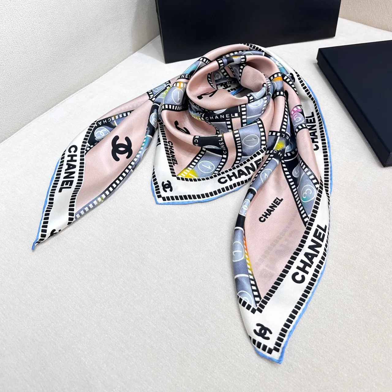 Chanel Bobine de film Beige Noir Bandes de film Motif Entrelacé CC Logo Écharpe de soie 6
