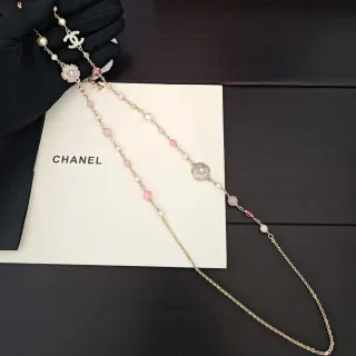 Chanel قلادة وردية خرزية وردية وذهبية