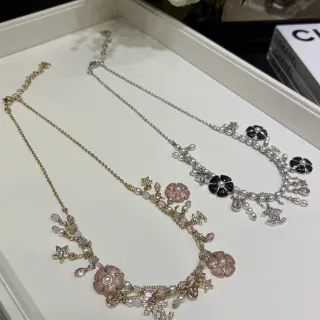 Chanel قلادة زهورية بإطار إيمل ولؤلؤ بشعار CC