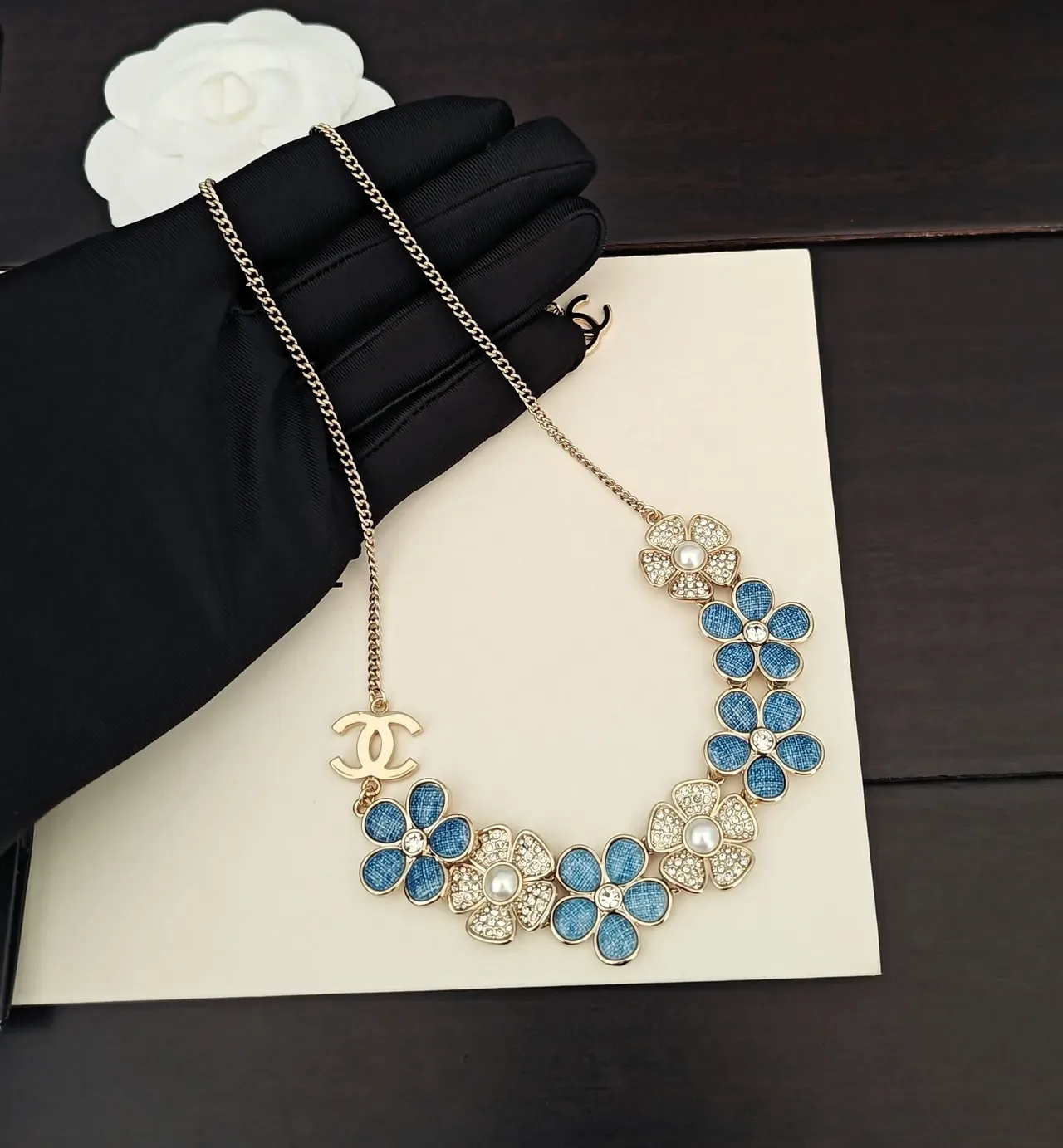 Chanel ফ্লোরাল এনামেল এবং পার্ল চোকার নেকলেস 3