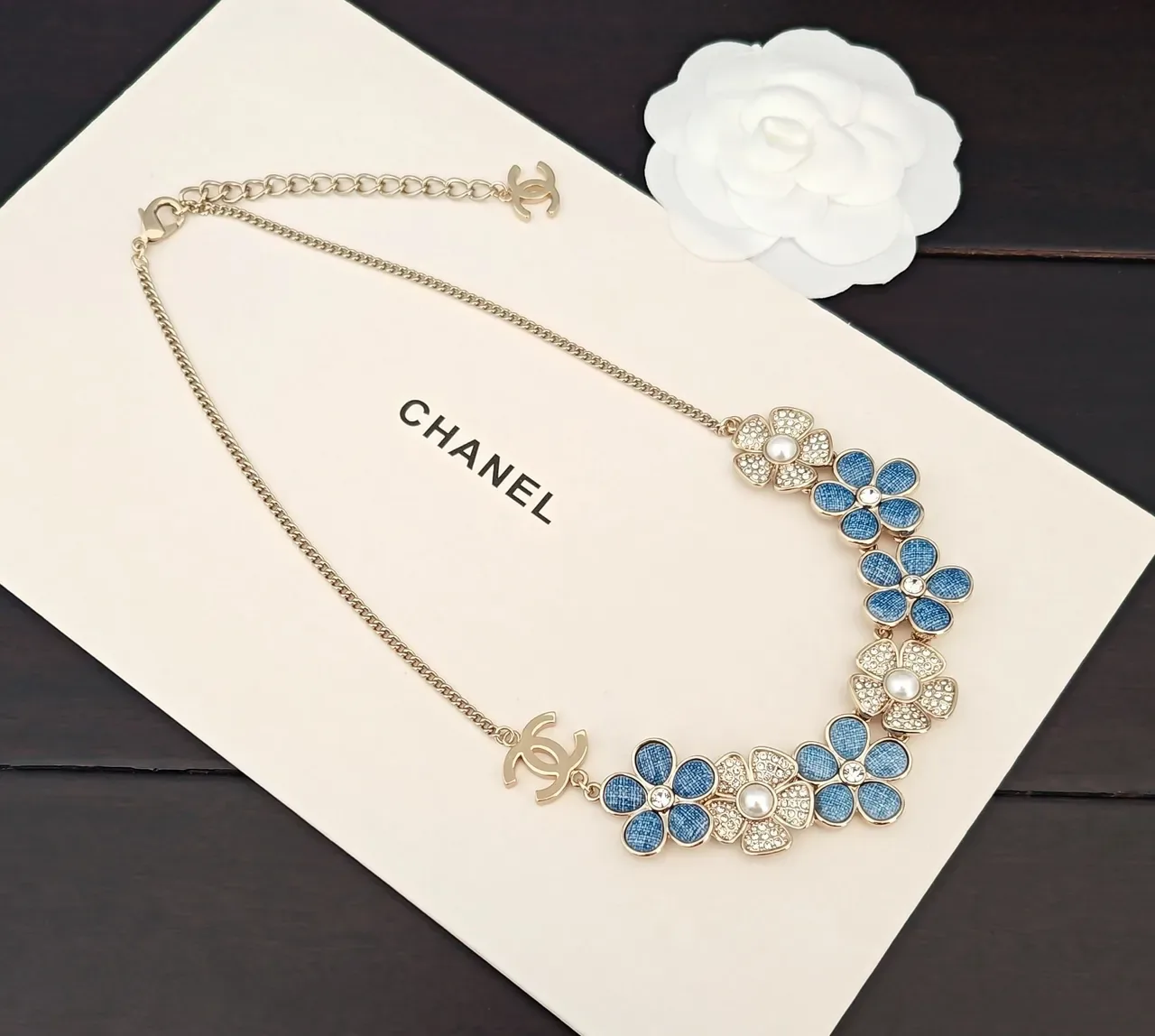 Chanel ফ্লোরাল এনামেল এবং পার্ল চোকার নেকলেস 5