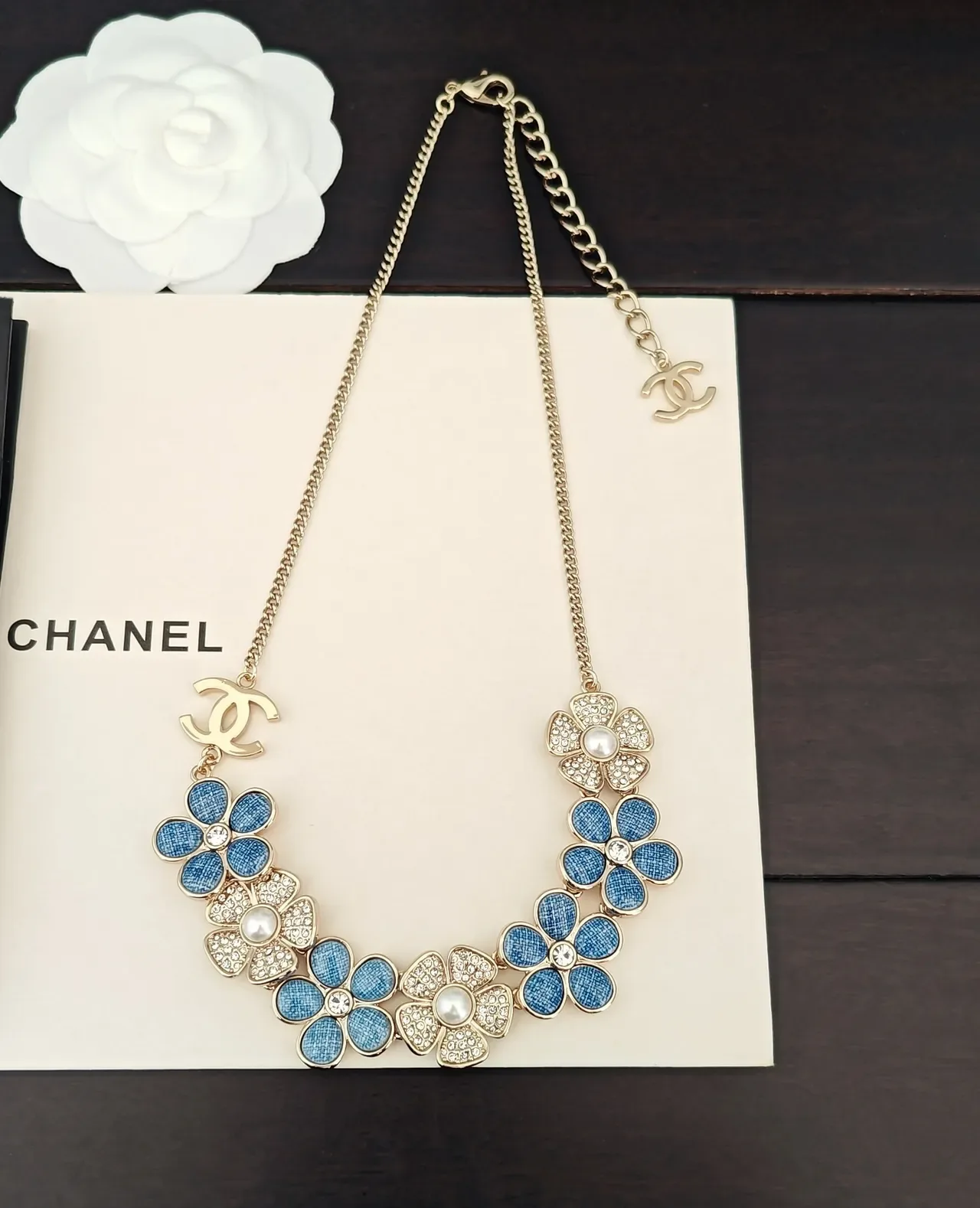 Chanel ফ্লোরাল এনামেল এবং পার্ল চোকার নেকলেস 6