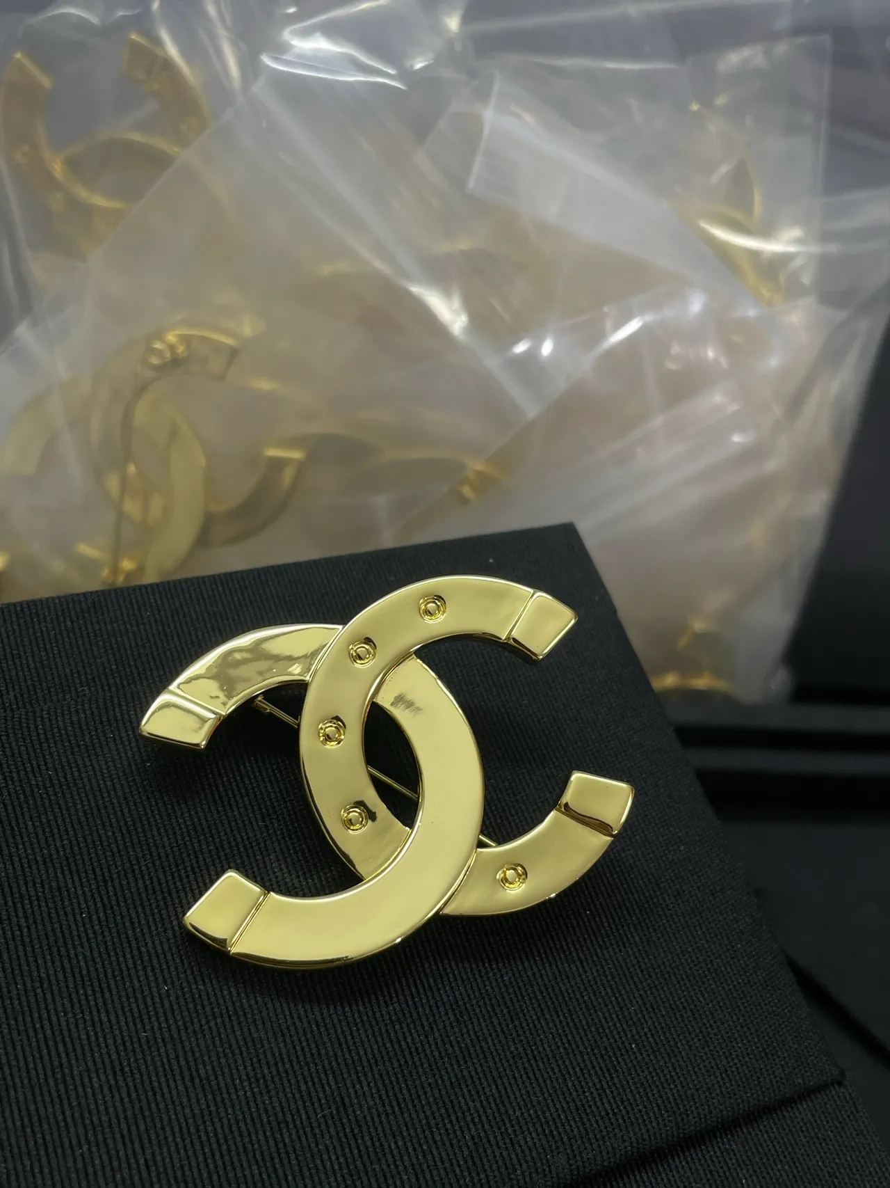 Chanel Gold Interlocking CC Motif Polished Metal Brooch 5
