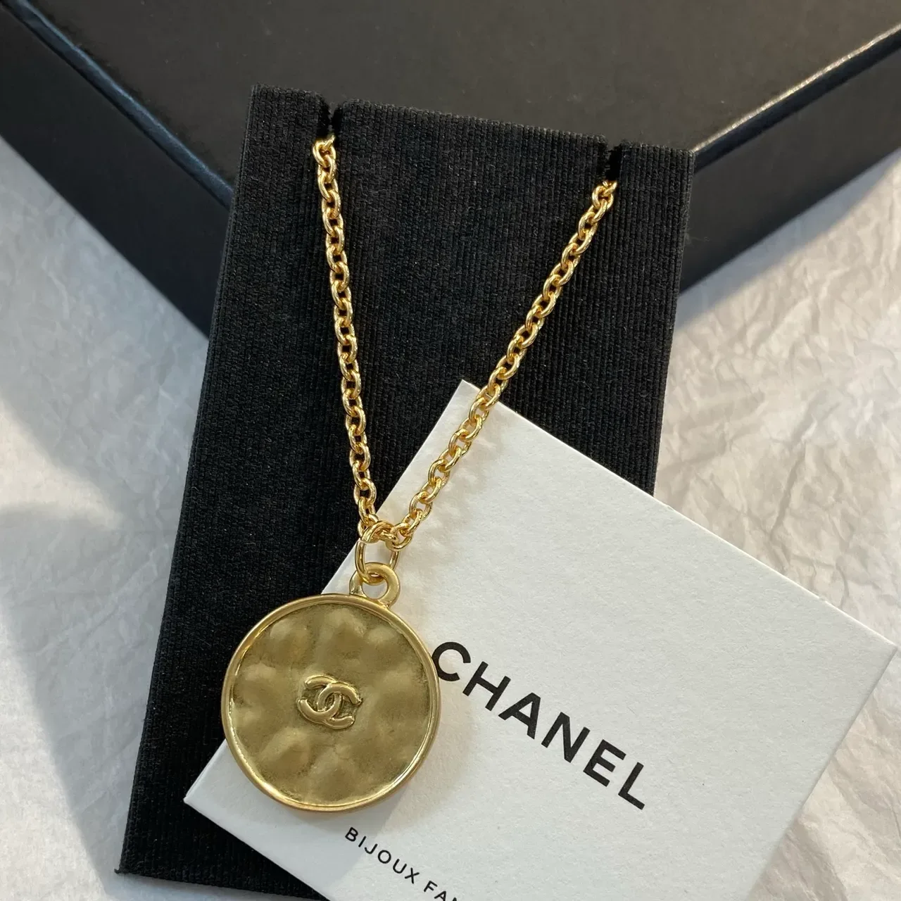 Chanel Colar Corrente Dourada Branca Pingente Medalhão Forma de Moeda 2
