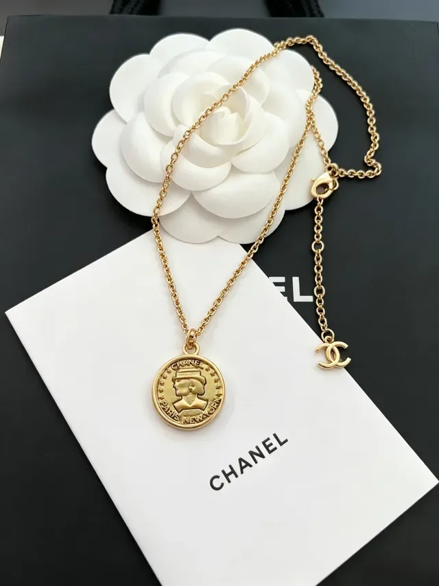 Chanel Colar Corrente Dourada Branca Pingente Medalhão Forma de Moeda 3